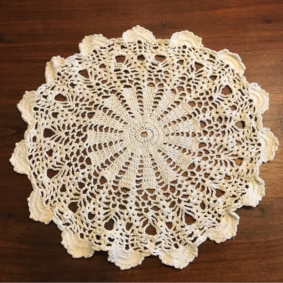 2 Vintage Crocheted Doilies - Picture 2 of 2